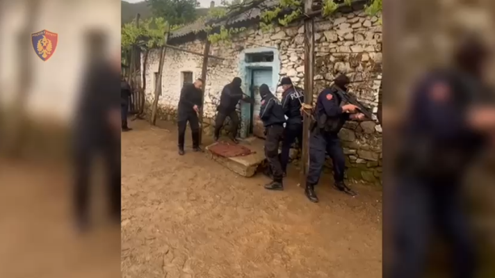 VIDEO/ FNSH i rrethon shtëpinë, 46-vjeçarit në Shkodër i gjenden armë, municion luftarak dhe dylbi