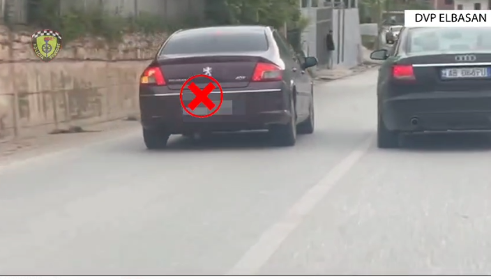 Kryen parakalime të gabuara, policia gjobit shoferët problematikë në Elbasan