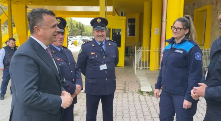 Ardhja e emigrantëve për Pashkë, ministri i Brendshëm inspekton masat në doganën e Kapshticës
