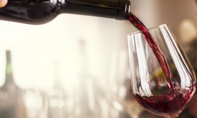 Restoranti në Itali ofron një shishe verë falas për klientët që nuk përdorin telefonin gjatë ushqimit