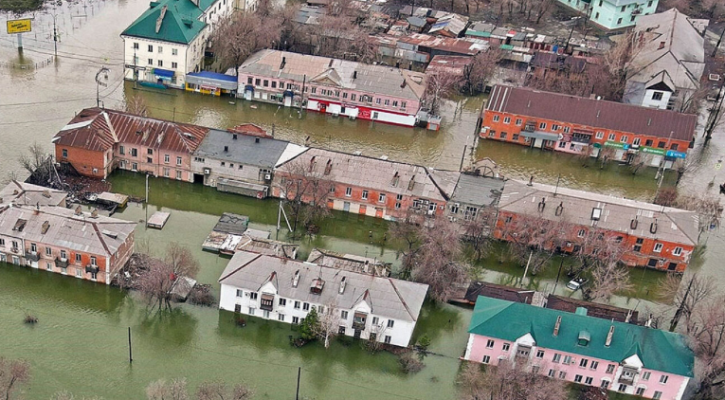 Mijëra banorë të rrezikuar nga përmbytjet në Rusi