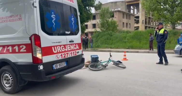 U rrëzua papritur nga biçikleta, ndërron jetë 76-vjeçari në Korçë
