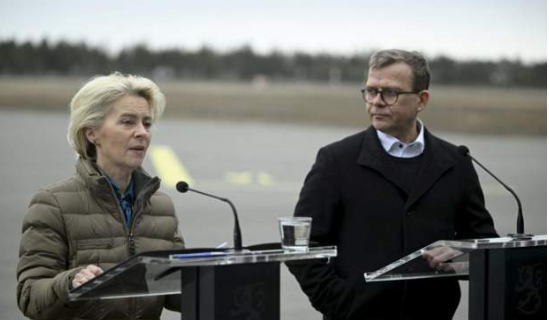 Presidentja e Komisionit Evropian Ursula von der Leyen dhe kryeministri i Finlandës Petteri Orpo në një konferencë të përbashkët shtypi, në aeroportin Lappeenranta