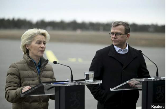 Presidentja e Komisionit Evropian Ursula von der Leyen dhe kryeministri i Finlandës Petteri Orpo në një konferencë të përbashkët shtypi, në aeroportin Lappeenranta