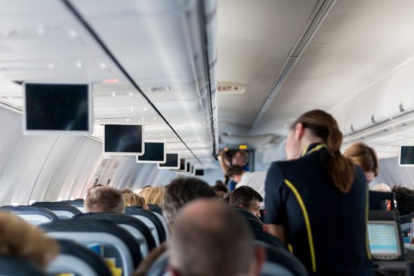 Stjuardesat tregojnë ankesën më të shpeshtë të pasagjerëve në avion