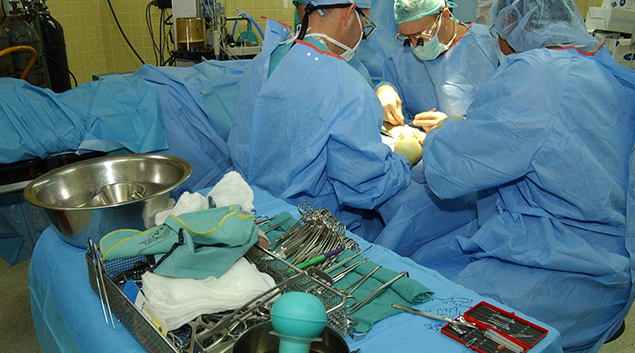 Punonjësit e spitalit në Gaza detyrohen të ripërdorin pajisjet ortopedike nga pacientët e vdekur, CEO e programit të ndihmës: Dikush kishte një plagë të hapur me miza në të