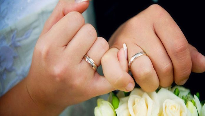Arsyeja do t’ju emocionojë, ja përse unaza e martesës vendoset në dorën e majtë?