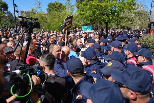 Dosja “5D”, protestë para bashkisë së Tiranës, të pranishëm edhe deputetë të opozitës