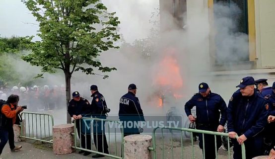 Protesta në Bashkinë e Tiranës