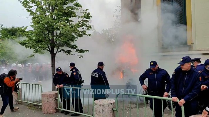 Protesta në Bashkinë e Tiranës