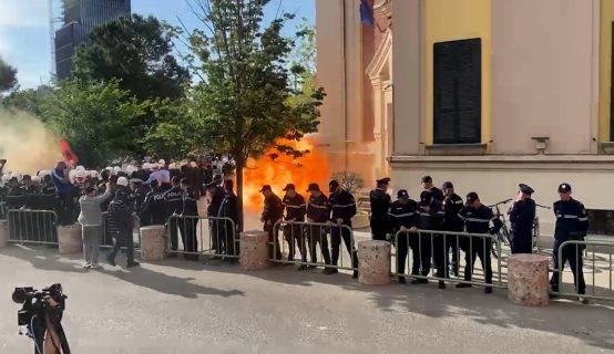 Tensione ne proteste, molotov para bashkise Tirane