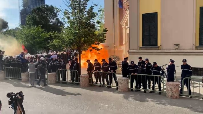 Molotovi u rrezikoi jetën gazetarëve dhe efektivëve në protestë, një i arrestuar