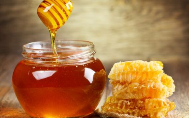 Cilat sëmundje kuron mjalti