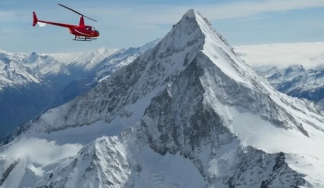 Rrëzohet helikopteri në alpe, tre të vdekur