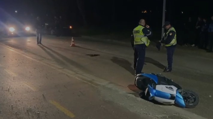 Sa doli nga dera e shtëpisë, i moshuari rrëzohet nga motori në aksin Mamurras-Laç dhe humb jetën Sa doli nga dera e shtëpisë, i moshuari rrëzohet nga motori në aksin Mamurras-Laç dhe humb jetën