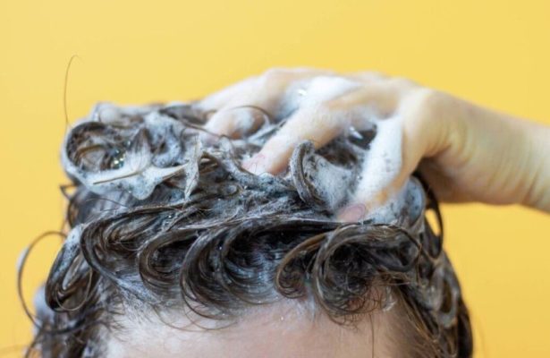 Çfarë mund t’u ndodhë flokëve tuaj nëse nuk i lani rregullisht?