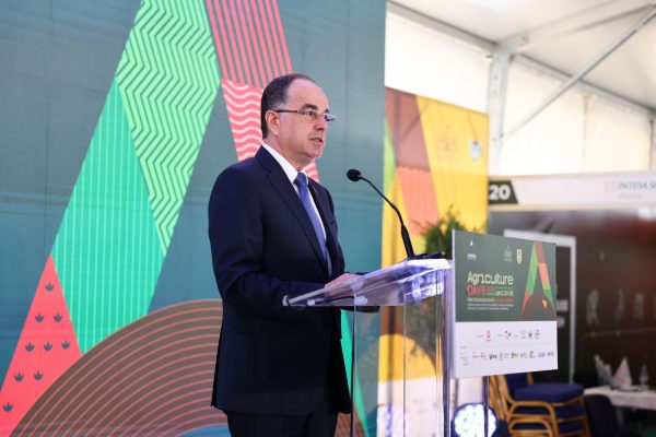 Presidenti Begaj në panairin bujqësor të Lushnjes: Produktet “Made in Albania” duhet të jenë edhe krenari kombëtare Presidenti Begaj në panairin bujqësor të Lushnjes: Produktet “Made in Albania” duhet të jenë edhe krenari kombëtare