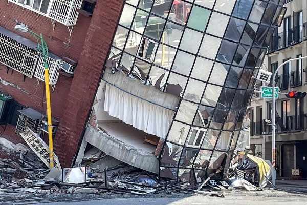 Ndërtesa të shkatërruara dhe njerëz të frikësuar nga rrugë, pamjet dramatike pas tërmetit që goditi Tajvanin