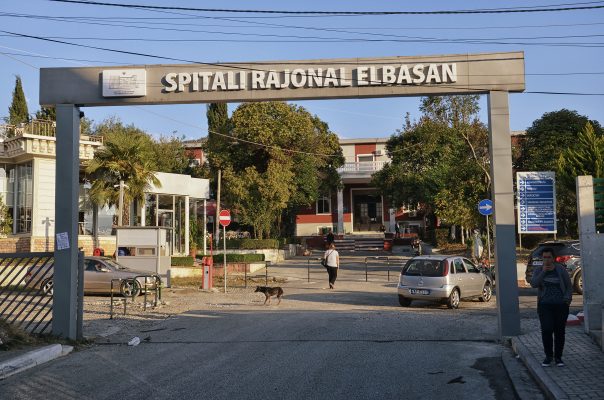 Ishte duke riparuar llambat, punojësi i bashkisë Elbasan rrëzohet nga vinçi, përfundon në spital
