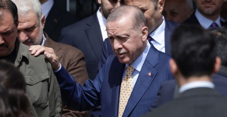 Humbje e trefishtë për Erdoganin në zgjedhjet lokale, Presidenti pranon humbjen! Reuters: Turqit e ndëshkuan