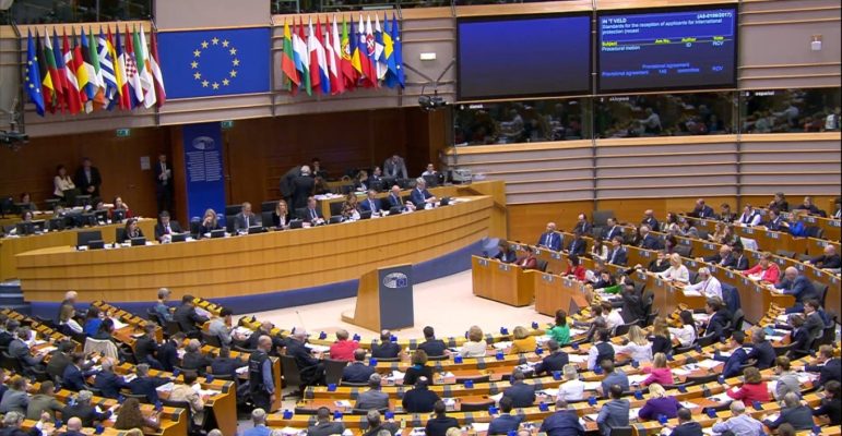 Parlamenti Evropian i jep “dritën jeshile” Paktit të ri të Migracionit dhe Azilit, çfarë ofron ai