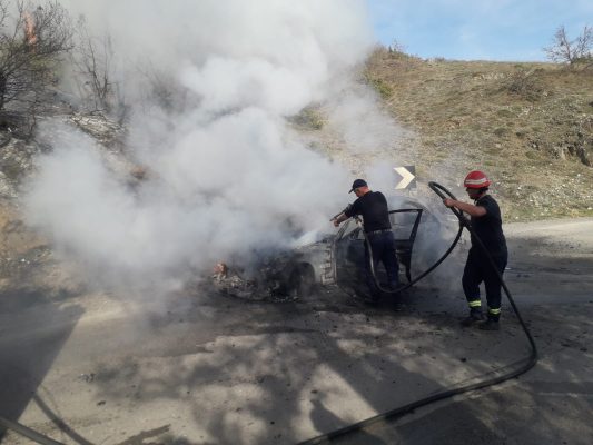 Makina në Qafën e Qarrit përfshihet nga flakët, zjarri përhapet edhe në pyll