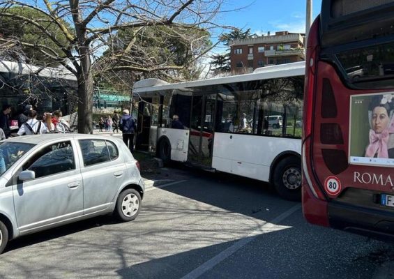 Përplasen dy autobusë në Romë, mes të lënduarëve një foshnjë në gjendje të rëndë
