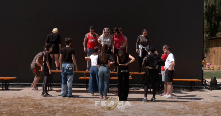 Fermerët të rreshtuar në Arenë fillojnë provat për “Mamma Mia”