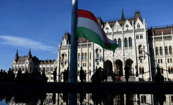 20 vite në BE/ Festimet në hije në Hungari nga largimi i rinisë dhe tensionet politike
