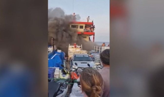Momente tmerri, tragetin e “përpijnë” flakët, pasagjerët hidhen në det për të shpëtuar (VIDEO)