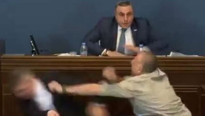 VIDEO/ Parlamenti i Gjeorgjisë shndërrohet në arenë boksi, deputetët grushtojnë njëri-tjetrin