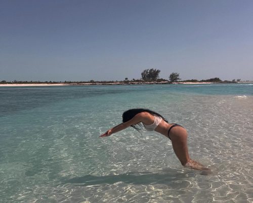 Një zhytje në oqean mjaftoi që të bëjë xhiron e rrjetit, Kim Kardashian “kryqëzohet” nga fansat
