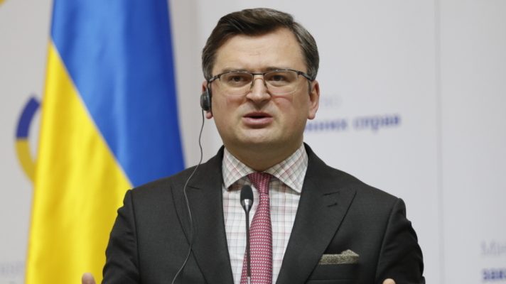 “Epoka e paqes në Evropë ka përfunduar”, ministri i Jashtëm ukrainas: Perëndimi duhet të na armatosë për t’u përballur me Rusinë