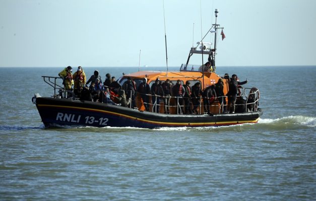 Numri i emigrantëve që kaluan Kanalin Anglez muajt e parë të vitit arrin shifër rekord