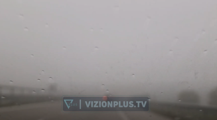 VIDEO/ Moti i keq, autostrada Tiranë-Elbasan mbulohet nga mjegulla, duhet të bëni kujdes