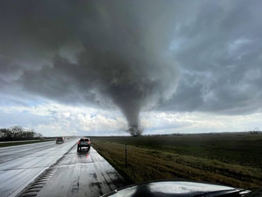 VIDEO/ Dhjetëra tornado godasin SHBA-në, tre të lënduar