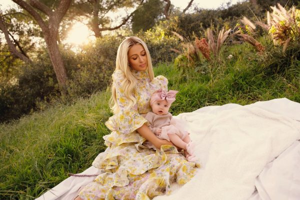 Portreti i ëmbël familjar, Paris Hilton tregon për herë të parë imazhin e vajzës së saj