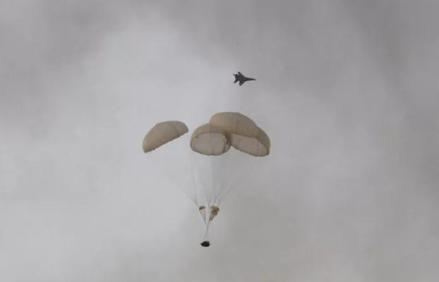VIDEO/ Tre rusët thyejnë rekord, hidhen me parashutë nga stratosfera