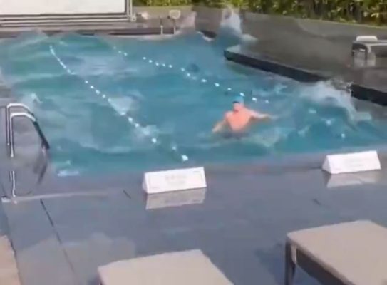 VIDEO/ Notari i qetë në pishinë pavarësisht dallgëve “të çmendura” nga tërmeti në Tajvan