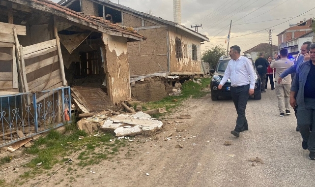 Qytetarët e pushtuar nga paniku dalin nëpër rrugë  pamje nga dëmet që shkaktoi tërmeti në Turqi