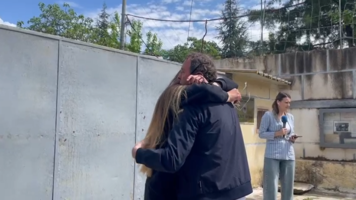 VIDEO/ U lirua nga burgu, momenti prekës kur vajza takohet me babanë