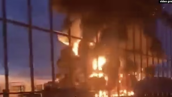 U sulmua nga dronët ukrainas, zjarr në një rafineri ruse të naftës
