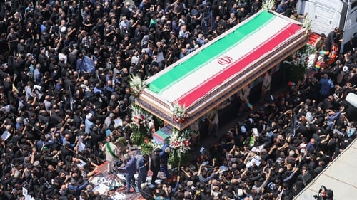Përcillet për në banesën e fundit presidenti iranian, thirrje “vdekje Amerikës, vdekje Izraelit” gjatë ceremonisë
