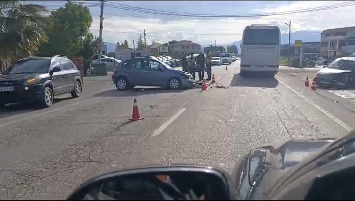 Përplasen dy makina në Elbasan, dy të lënduar Përplasen dy makina në Elbasan, dy të lënduar