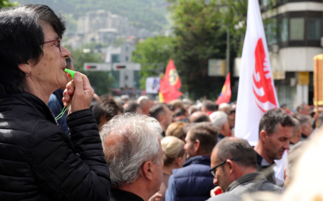 “Me pagat që marrim mezi arrijmë ta mbyllim muajin”, punëtorët protestojnë në Shkup