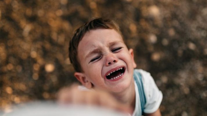 Gabimi më i madh që bëjnë prindërit kur fëmija i kërkon gjërat me të qarë dhe të bërtitura