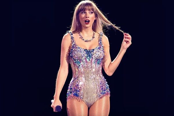 VIDEO/ Taylor Swift i shqepet fustani në mes të koncertit, këngëtarja del zbuluar para publikut