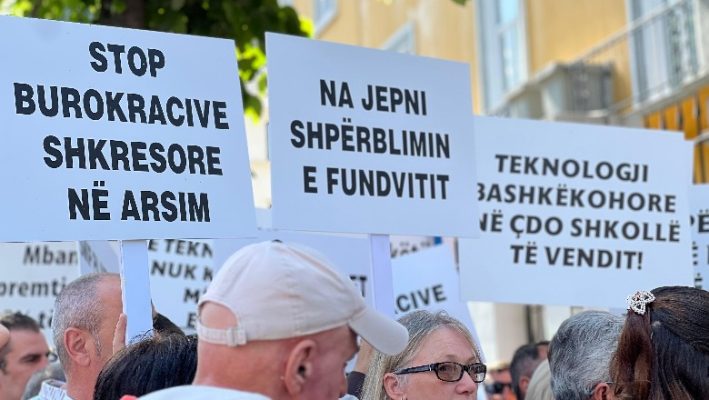 “Na jepni shpërblimin e fundvitit”, mësuesit protestë para ministrisë së Arsimit: Të dyfishohen pagat