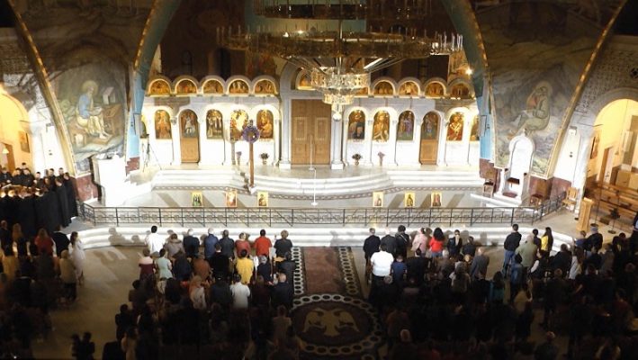 “Krishti u ngjall”, besimtarët ortodoksë festojnë sot Pashkën