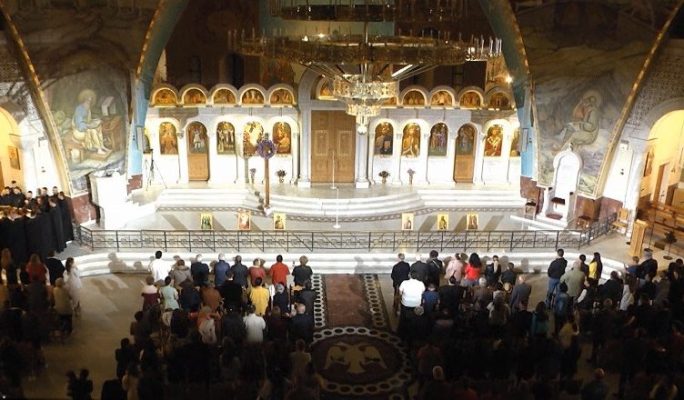 Festohet ngjallja e Krishtit, besimtarët ortodoksë mbushin Katedralen në Tiranë